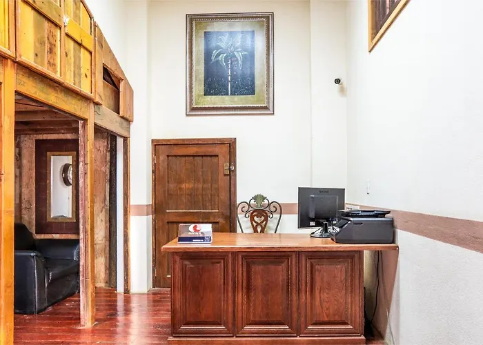 Capital O Hotel Villa Azura
